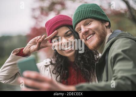 Glückliches Paar, das mit einem Smartphone fotografiert Stockfoto