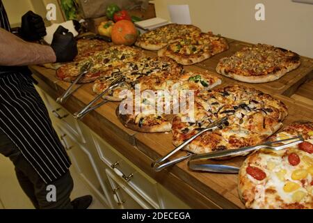 Vorbereiten und Backen einer Focaccia Pizza mit Tomatenmark und Käse Stockfoto