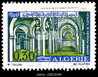 MOSKAU, RUSSLAND - 17. OKTOBER 2020: Briefmarke gedruckt in Algerien zeigt große Moschee von Tlemcen, Moscheen Serie, um 1970 Stockfoto