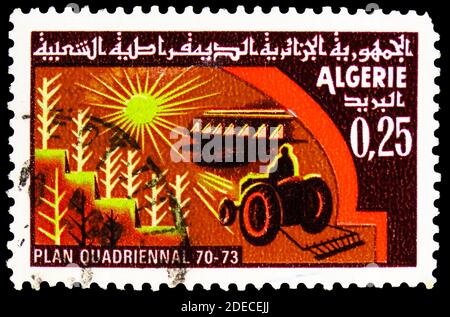 MOSKAU, RUSSLAND - 17. OKTOBER 2020: Briefmarke gedruckt in Algerien zeigt Industrialisierung, vier-Jahres-Plan Serie, um 1970 Stockfoto