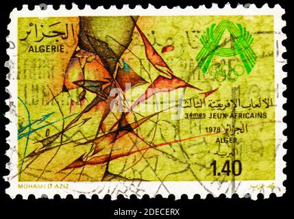 MOSKAU, RUSSLAND - 17. OKTOBER 2020: Briefmarke gedruckt in Algerien zeigt African Sport - Symbol, 3. African Games Serie, um 1977 Stockfoto