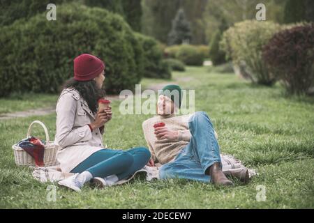 Glückliches Paar mit einem Picknick während des Termins Stockfoto