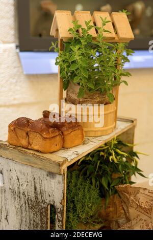 Eine Auswahl an frisch gebackenen Brötchen und Broten An einem Brunch-Buffet Stockfoto