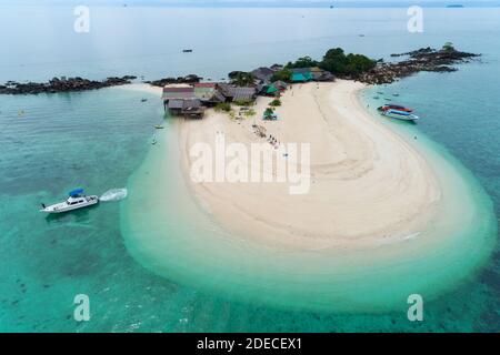 Luftaufnahme Drohne Kamera Top down von Amazing kleine Insel Wunderschöner tropischer Sandstrand mit landschaftlicher Aussicht auf koh Khai Insel in Phuket Thailand Stockfoto