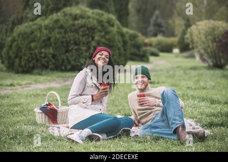 Lächelnde Partner, die während des Dates Kaffee trinken Stockfoto