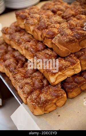 Eine Auswahl an frisch gebackenen Brötchen und Broten An einem Brunch-Buffet Stockfoto