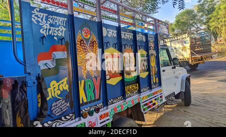 02. November 2020 : Reengus, Jaipur, Indien / bunt dekoriert LKW auf einem Sikar-Jaipur Expressway NH52 in der Nähe von Jaipur, Indien Stockfoto