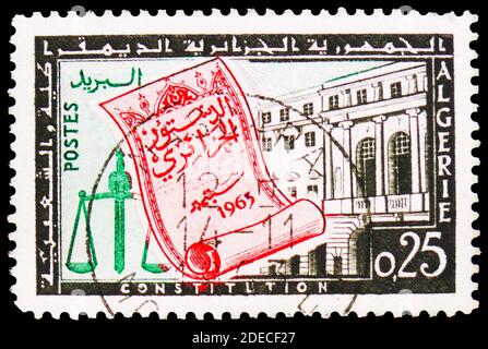 MOSKAU, RUSSLAND - 17. OKTOBER 2020: Briefmarke gedruckt in Algerien zeigt Waage und Schriftrolle, Neue Verfassung, Serie, um 1963 Stockfoto