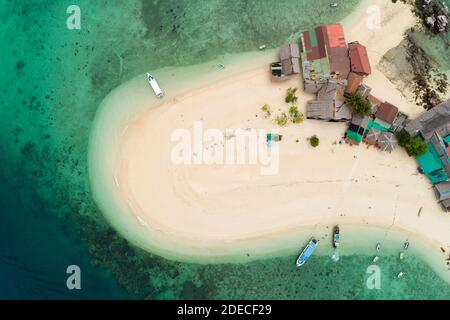 Luftaufnahme Drohne Kamera Top down von Amazing kleine Insel Wunderschöner tropischer Sandstrand mit landschaftlicher Aussicht auf koh Khai Insel in Phuket Thailand Stockfoto