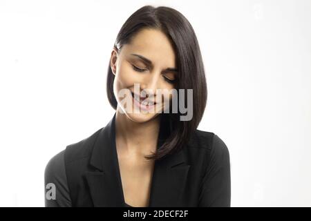 Porträt von jungen schönen lächelnden Brünette Frau mit geschlossenen Augen auf weißem Hintergrund. Stockfoto