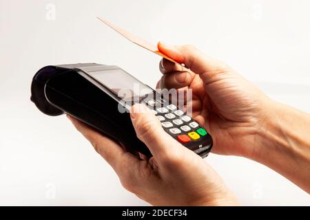Weibliche Kundin zahlt mit kontaktloser Kreditkarte und Zahlungsterminal. Stockfoto