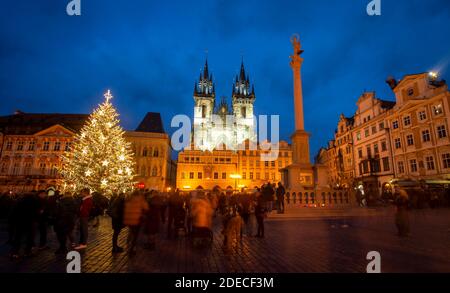 Der Weihnachtsbaum erstrahlt am 28. November 2020 auf dem Altstädter Ring in Prag, Tschechien. (CTK Photo/Katerina Sulova) Stockfoto