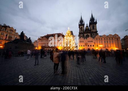 Der Weihnachtsbaum erstrahlt am 28. November 2020 auf dem Altstädter Ring in Prag, Tschechien. (CTK Photo/Katerina Sulova) Stockfoto