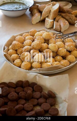 Ein Korb mit frisch gebackenen Brötchen und Broten Stockfoto