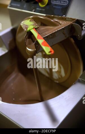 Mischen und Mischen von dunkler Schokolade mit einem handwerklichen Chocolatier Stockfoto