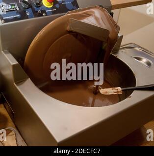 Mischen und Mischen von dunkler Schokolade mit einem handwerklichen Chocolatier Stockfoto