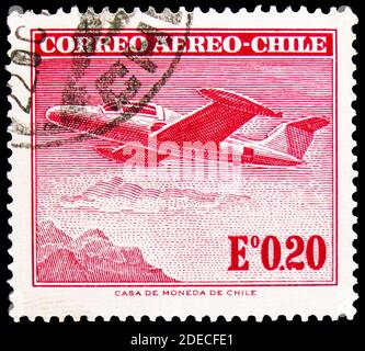 MOSKAU, RUSSLAND - 17. OKTOBER 2020: Briefmarke gedruckt in Chile zeigt Beechcraft monoplane, Flugzeuge, neue Währungsserie, um 1962 Stockfoto