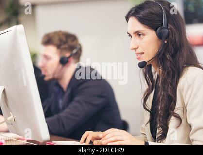Multikulturelle Geschäftsleute arbeiten in EINEM Call Center, Online-Kundendienst Support-Service. Stockfoto