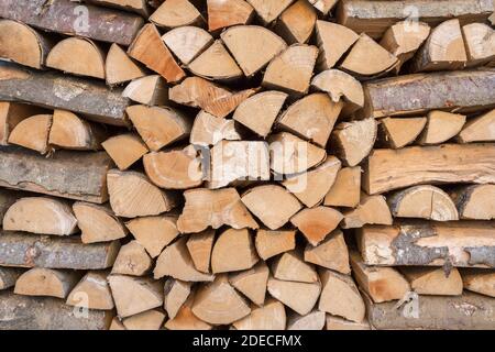 Gestapelte Holzstämme Formen ein Hintergrundbild. Stockfoto