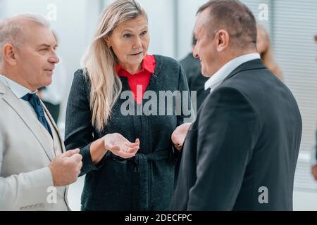 Nahaufnahme. Geschäftsleute, die im Büro stehen. Stockfoto
