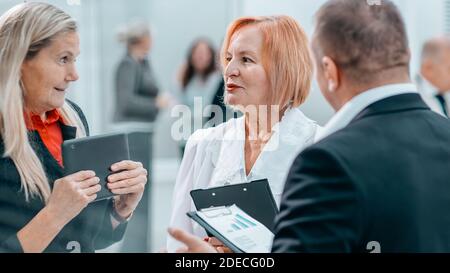 Nahaufnahme. Kompetente Geschäftsfrau im Gespräch mit ihrem Kollegen. Stockfoto