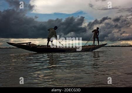 Einige Fischer gehen in den tiefen Fluss, um Hilsha Fische zu fangen. Der Photograpre zeigt den Anfangsmoment. Ruhige Welle und breiter Himmel schließen sich an einem Punkt an. Kh Stockfoto