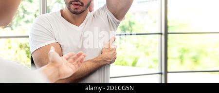 Athlet männlichen Patienten Beratung mit Arzt in der Klinik über Muskelschmerzen am Rücken und Arm, Banner Hintergrund Stockfoto