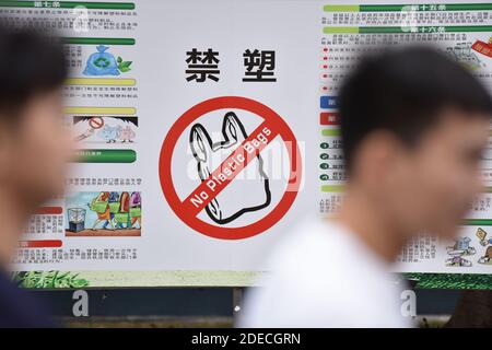 Haikou, China. November 2020. Ein Plakat mit der Aufschrift "Keine Plastiktüten" ist an einer Universität in Haikou zu sehen.ab dem 1. Dezember wird das chinesische Hainan die Produktion, den Verkauf und die Verwendung einer breiten Palette von Einweg-Kunststoffprodukten verbieten, so die regionale Ökologie-Abteilung. Kredit: SOPA Images Limited/Alamy Live Nachrichten Stockfoto