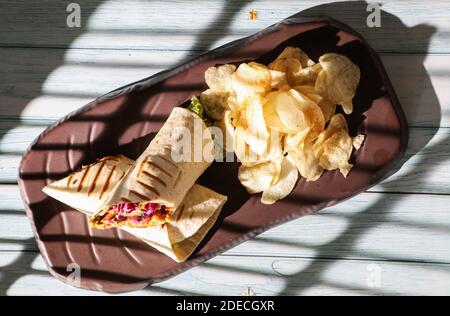 Tortilla-Wrap mit gebratenem Hühnerfleisch und Gemüse Stockfoto