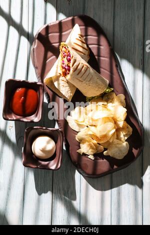 Tortilla-Wrap mit gebratenem Hühnerfleisch und Gemüse Stockfoto