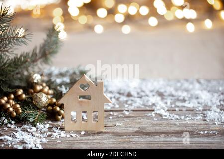 Winter gemütliche Hintergrund mit festlichen Dekor Details, Schnee auf einem Holztisch und Bokeh. Das Konzept einer festlichen Atmosphäre zu Hause. Stockfoto
