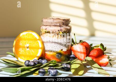 Gläser mit Beerenrosa Smoothies mit Johannisbeere und Cranberry Stockfoto