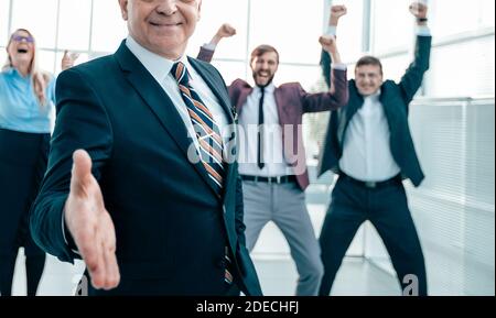 Selbstbewusster Geschäftsmann, der seine Hand für einen Handschlag ausstreut. Stockfoto
