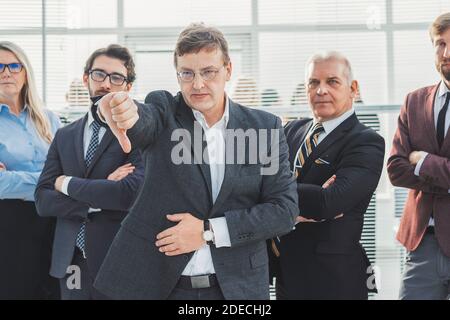 Nahaufnahme. Wütend Geschäftsmann geben einen Daumen nach unten Stockfoto
