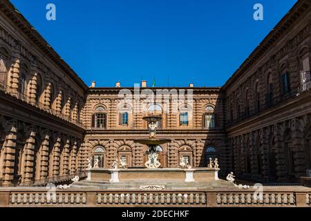 Schöner Blick auf den Innenhof auf der Terrasse des Hauptgeschosses des Palazzo Pitti mit dem berühmten Artichoke-Brunnen in Florenz, Italien. Es ist... Stockfoto