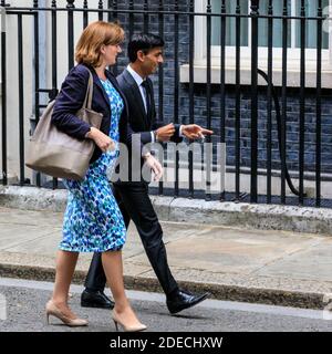 Nicky Morgan, Baroness Morgan von Cotes, Rishi Sunak, Schatzkanzler, Politiker der britischen Konservativen Partei, in Downing Street, London, Stockfoto