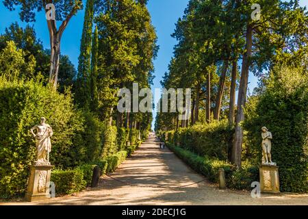 Herrliche Aussicht auf die Viottolone oder Viale dei Cipressi (Cypress Avenue), ein breiter Boulevard, der die sekundäre Achse der Boboli-Gärten in... Stockfoto