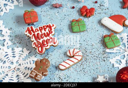 Festliche weihnachten Hintergrund mit Papier Schneeflocken, Lebkuchen glasierten Lebkuchen, Dekor-Elemente Draufsicht. Weihnachtsbanner-Konzept. Stockfoto