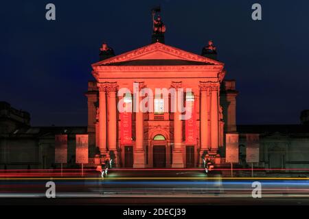 Tate Britain Exterior von Milbank, Nachtaufnahme mit Lichtwegen, London, UK Stockfoto