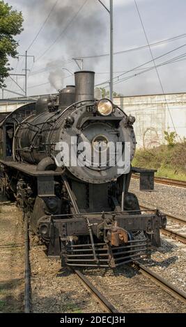 Zwei antike Dampflokomotiven der Pennsylvania Railroad. Nr. 3750 noch für die Herstellung von Zugfahrten im Strasburg Train Museum in Pennsylvania verwendet Stockfoto