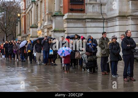 Lange Schlange von Besuchern und Touristen, Eintrittslinie vor dem Victoria and Albert (V&A) Museum in South Kensingon, London, England Stockfoto