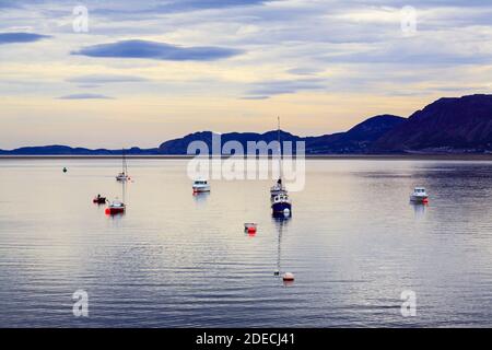 Boote auf ruhigen Wasser der Menai Strait mit Blick auf Great Orme an der Nordwales Küste von Beaumaris, Isle of Anglesey, North Wales, UK, Britannien Stockfoto