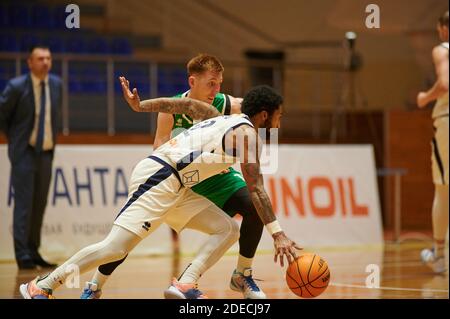 KHARKIV, UKRAINE - 27. NOVEMBER 2020: Das Spiel der Ukrainischen Basketball Superliga. Charkiwski Sokoly - BK Saporischschschja Stockfoto