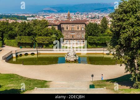 Herrlicher Panoramablick vom Hang der Boboli-Gärten auf Neptuns Brunnen und Becken, den berühmten Palazzo Pitti und im Hintergrund... Stockfoto
