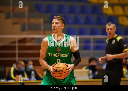 KHARKIV, UKRAINE - 27. NOVEMBER 2020: Das Spiel der Ukrainischen Basketball Superliga. Charkiwski Sokoly - BK Saporischschschja Stockfoto