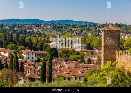 Malerischer Panoramablick vom Boboli-Hügel auf die typische toskanische Landschaft. Häuser und Ackerland, teilweise mit Olivenbäumen und Parzellen bebaut... Stockfoto