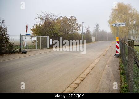 Bamberg, Deutschland 28. November 2020: Symbole - Coronavirus - 28. November 2020 Wegweiser und Eingang zum Corona Testzentrum in Bamberg an der Straße. Weltweite Nutzung Stockfoto