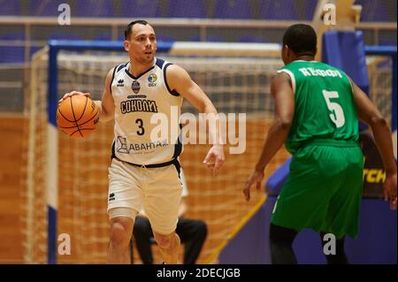 KHARKIV, UKRAINE - 27. NOVEMBER 2020: Das Spiel der Ukrainischen Basketball Superliga. Charkiwski Sokoly - BK Saporischschschja Stockfoto