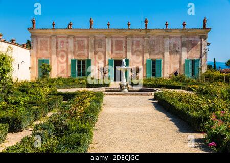 Schöner Blick auf das Rittergebäude (Palazzina del Cavaliere) und den Rittergarten mit dem sogenannten Monkeys-Brunnen auf dem gleichnamigen... Stockfoto