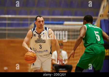 KHARKIV, UKRAINE - 27. NOVEMBER 2020: Das Spiel der Ukrainischen Basketball Superliga. Charkiwski Sokoly - BK Saporischschschja Stockfoto